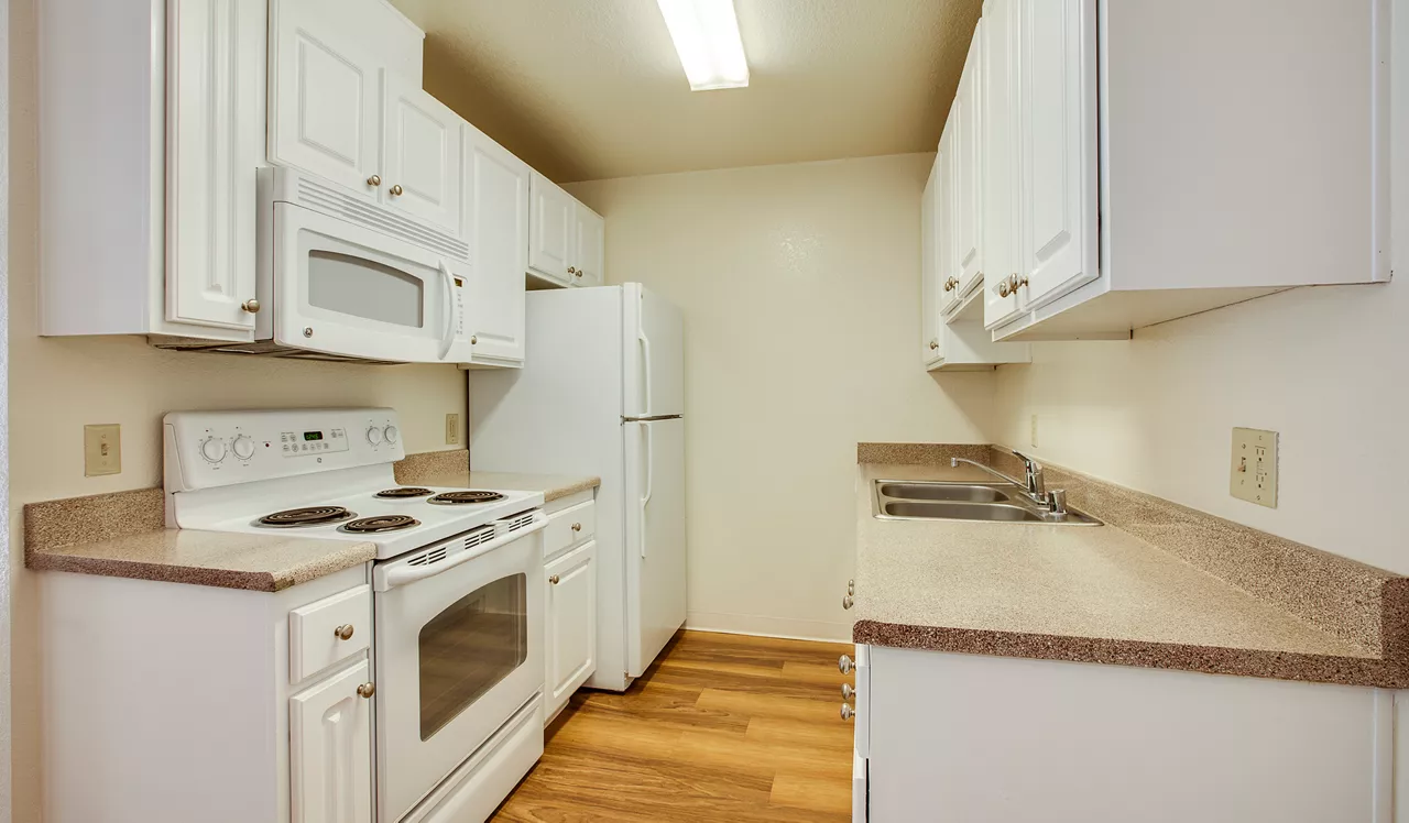 Mariners Cove Apartments - San Diego, CA - Kitchen