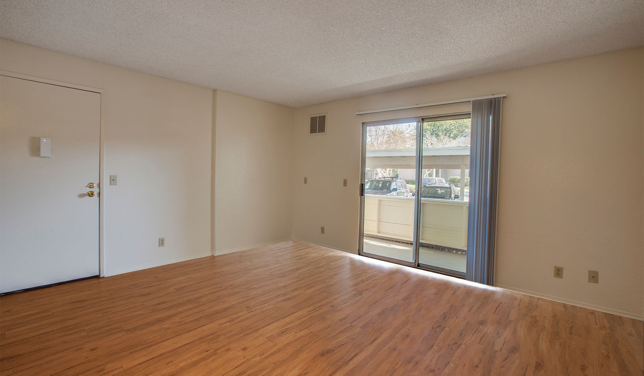 Mariners Cove Apartments - San Diego, CA - Living Room