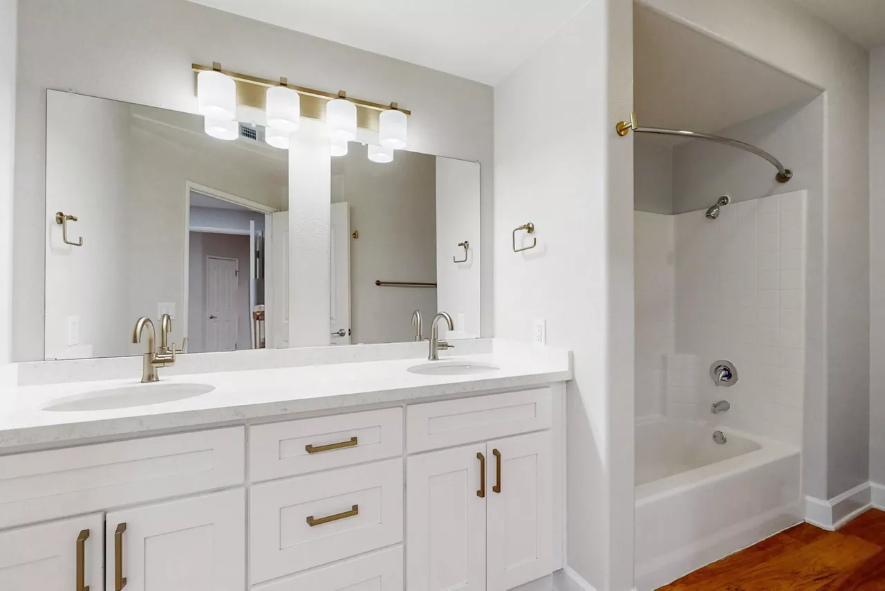Palazzo East - Los Angeles, CA - bathroom