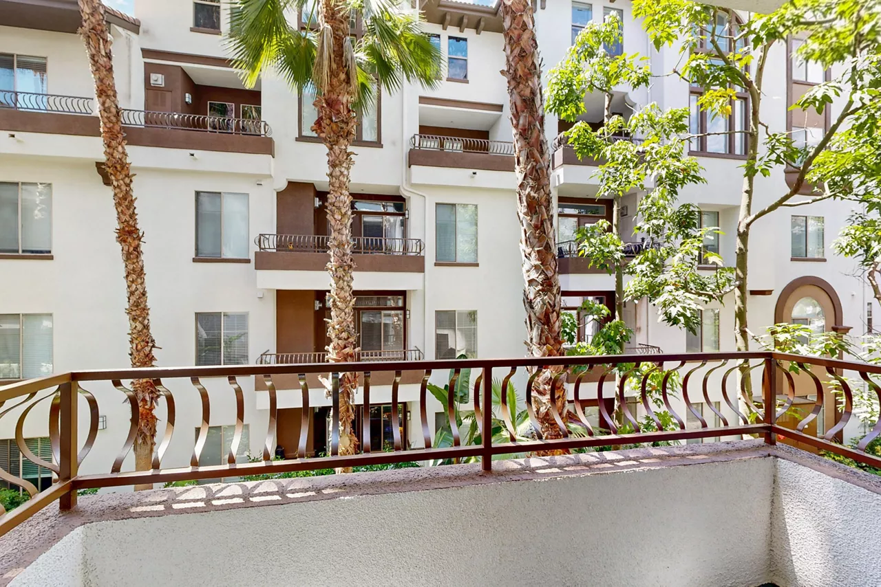 Palazzo East - Los Angeles, CA - balcony