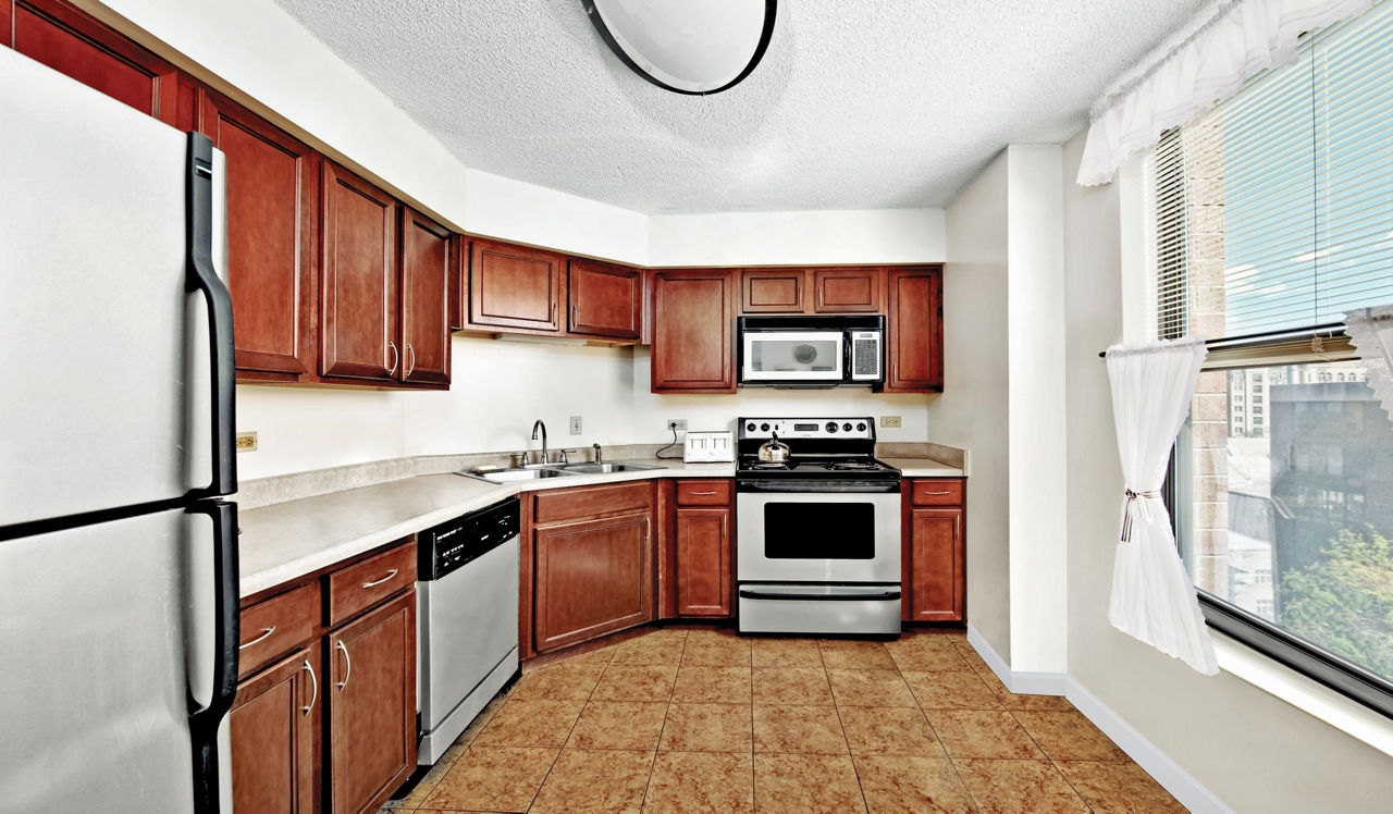 Evanston Place - Evanston, IL - Kitchen