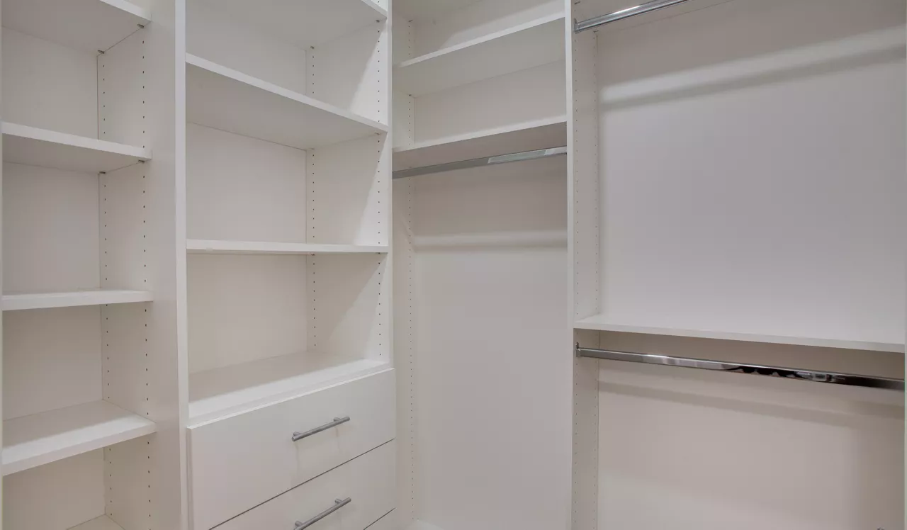 Palazzo East - Los Angeles, CA - Closet
