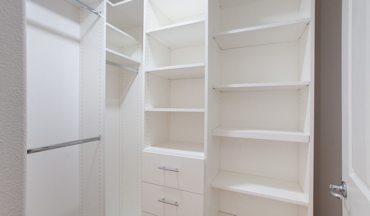 Palazzo East - Los Angeles, CA - Closet