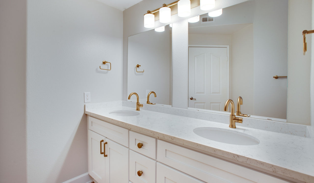 Palazzo East - Los Angeles, CA - Bathroom