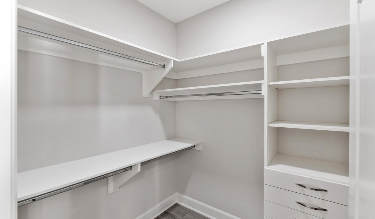 Palazzo East - Los Angeles, CA - Closet