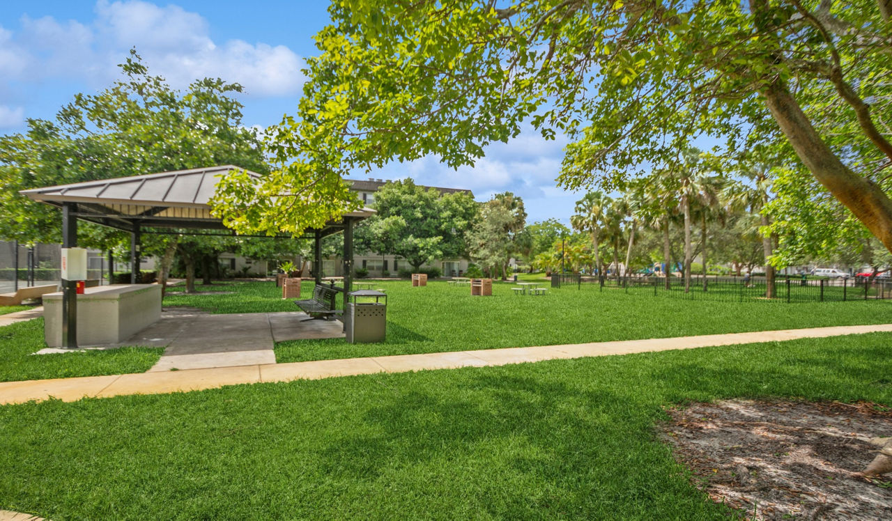 Plantation Gardens - Plantation, FL - BBQ Area