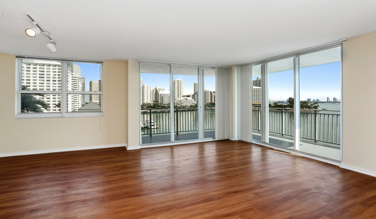 Yacht Club at Brickell Apartments - Miami, FL - living room