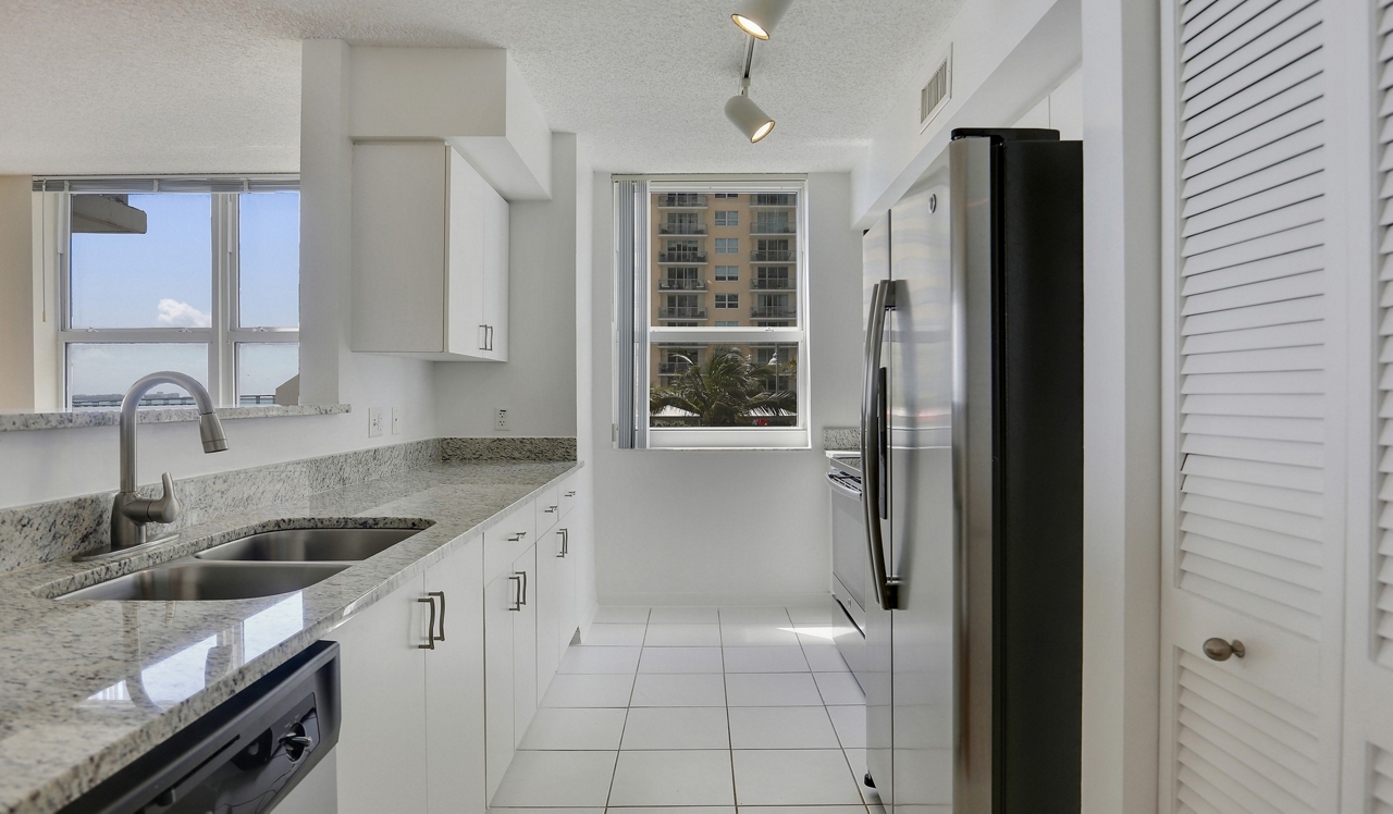 Yacht Club - Miami, FL - Kitchen