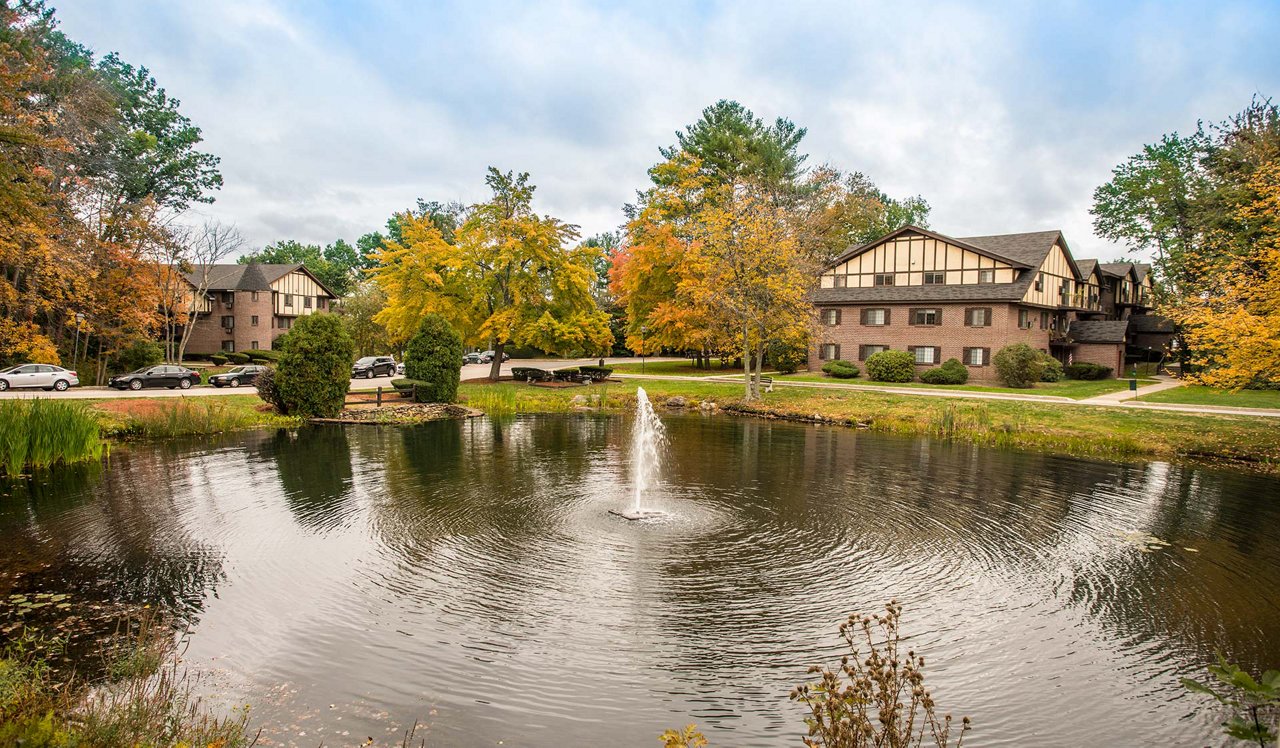 Royal Crest Estates Apartments in Nashua, NH - Exterior