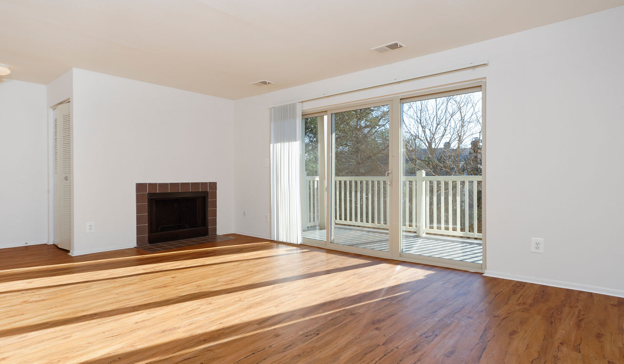 Shenandoah Crossing - Fairfax, VA - living room