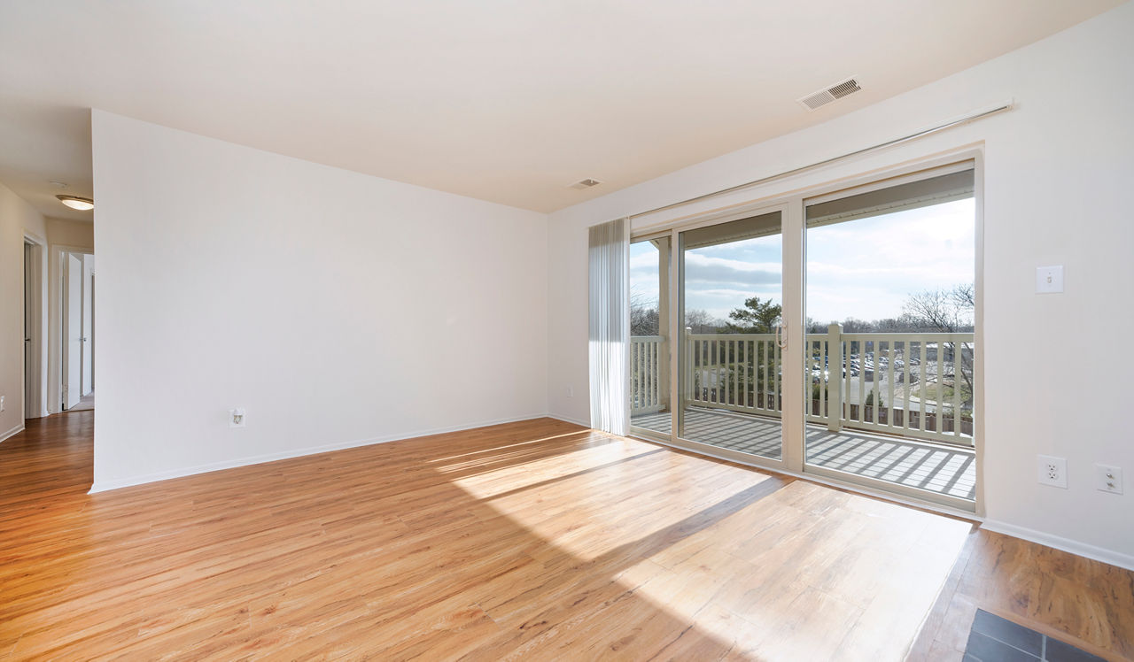 Shenandoah Crossing Apartment Homes, Fairfax, VA - Cedar Crest Living Room