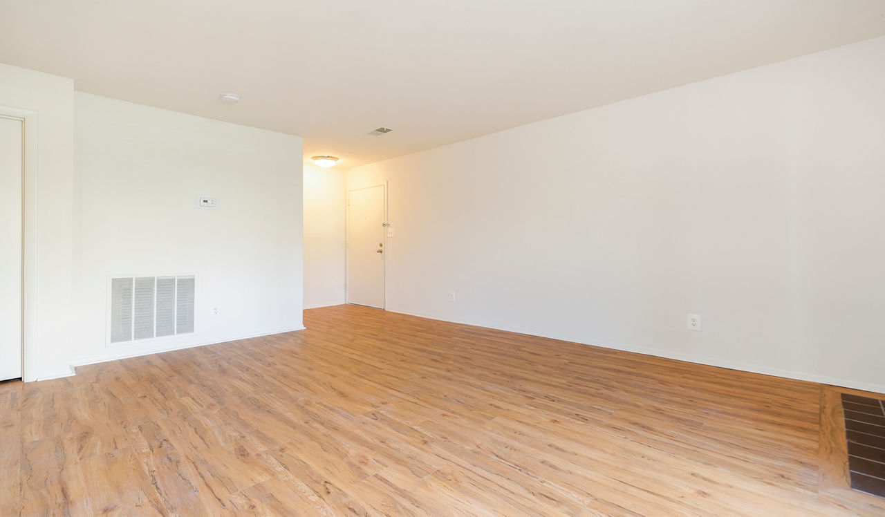 Shenandoah Crossing - Fairfax, VA - Living Room