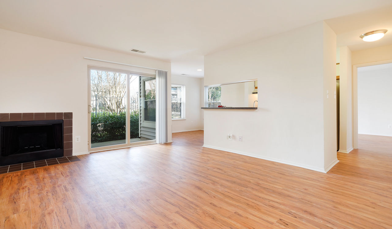 Shenandoah Crossing - Fairfax, VA - Living Room