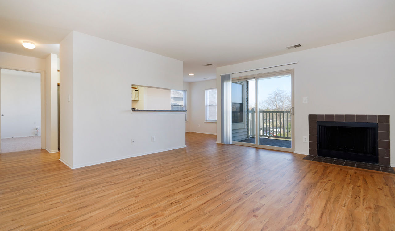 Shenandoah Crossing Apartment Homes in Fairfax, VA - White Oak Living Room