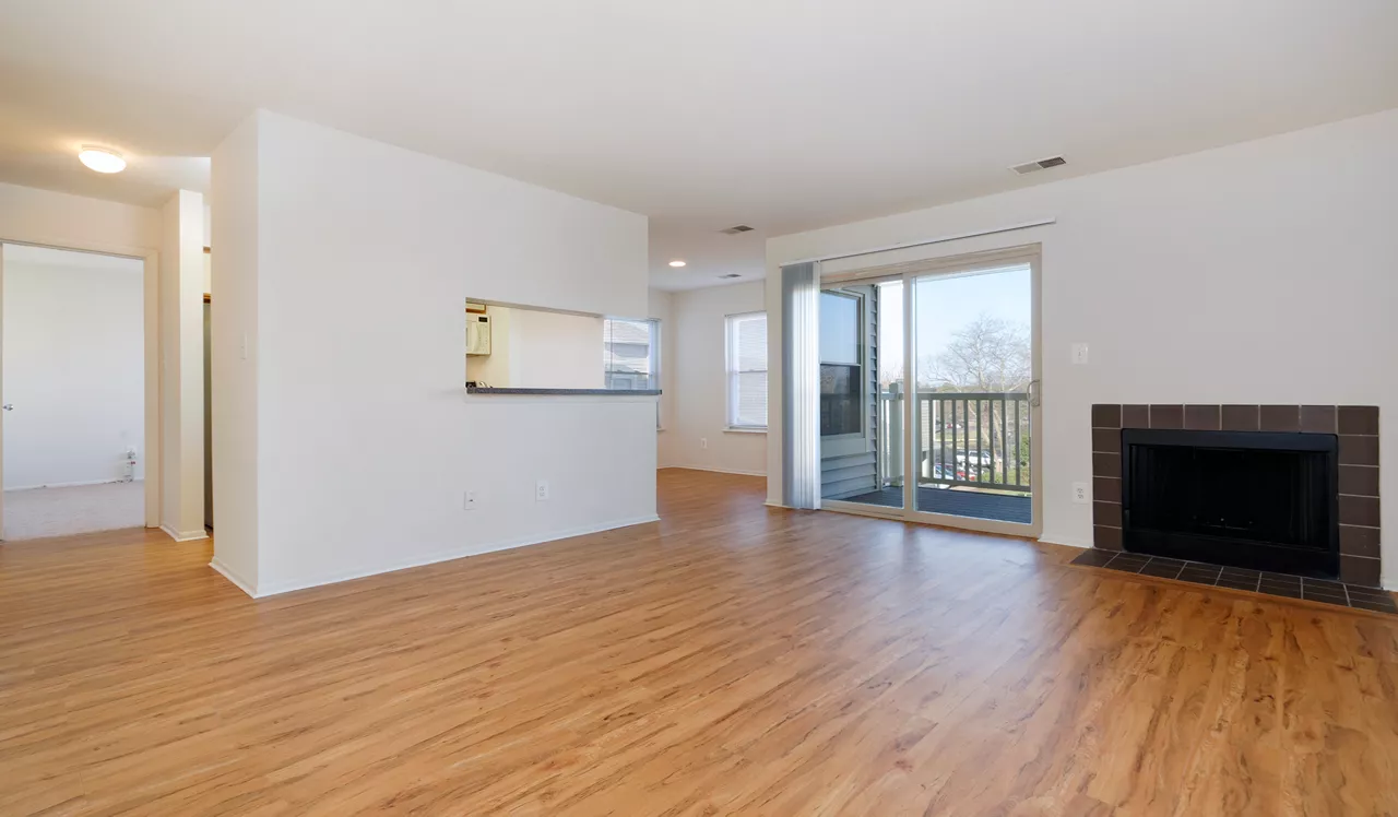 Shenandoah Crossing Apartment Homes in Fairfax, VA - White Oak Living Room