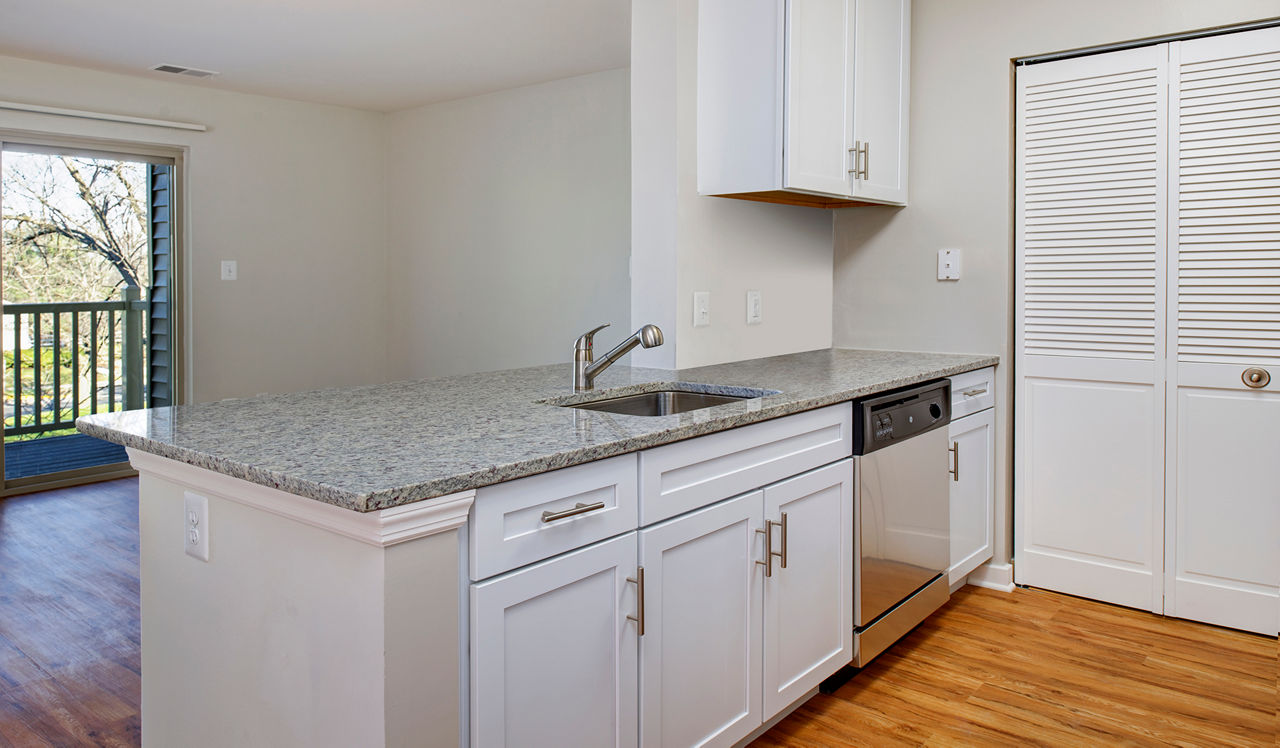Shenandoah Crossing Apartment Homes, Fairfax, VA - Cedar Crest Kitchen