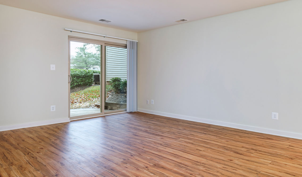 Shenandoah Crossing - Fairfax, VA - Living Room