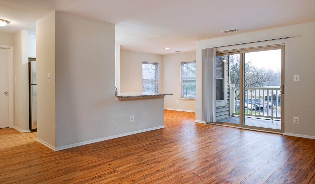 Shenandoah Crossing - Fairfax, VA - Living room