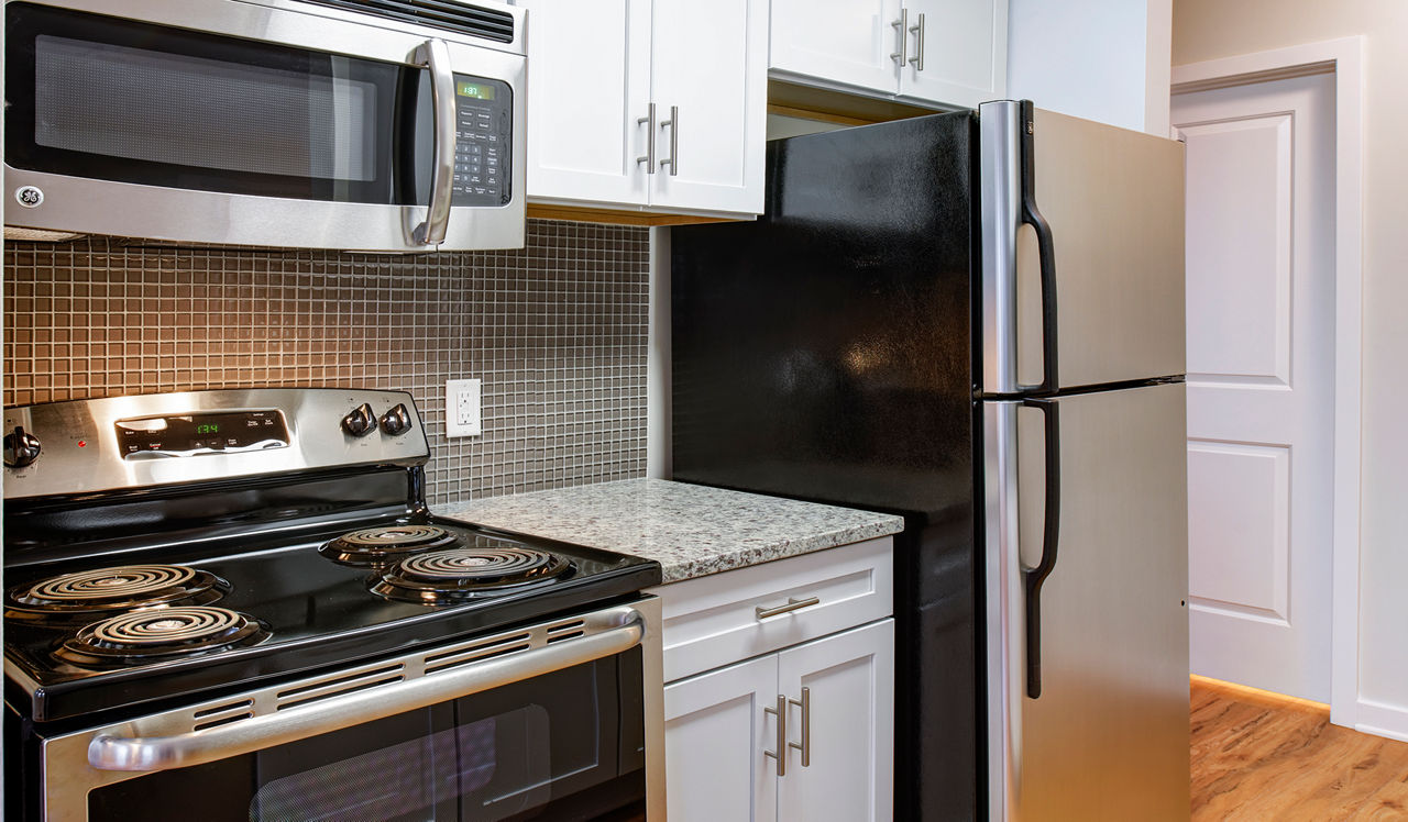 Shenandoah Crossing Apartment Homes in Fairfax, VA - White Oak Kitchen
