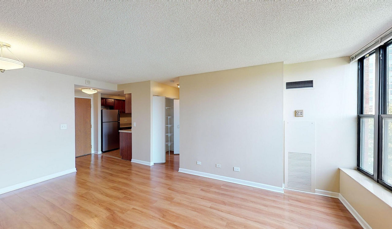 Evanston Place - Evanston, IL - living room