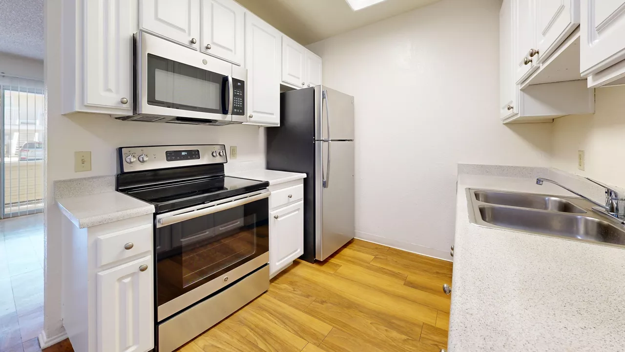 Mariners Cove Apartments - San Diego, CA - Kitchen