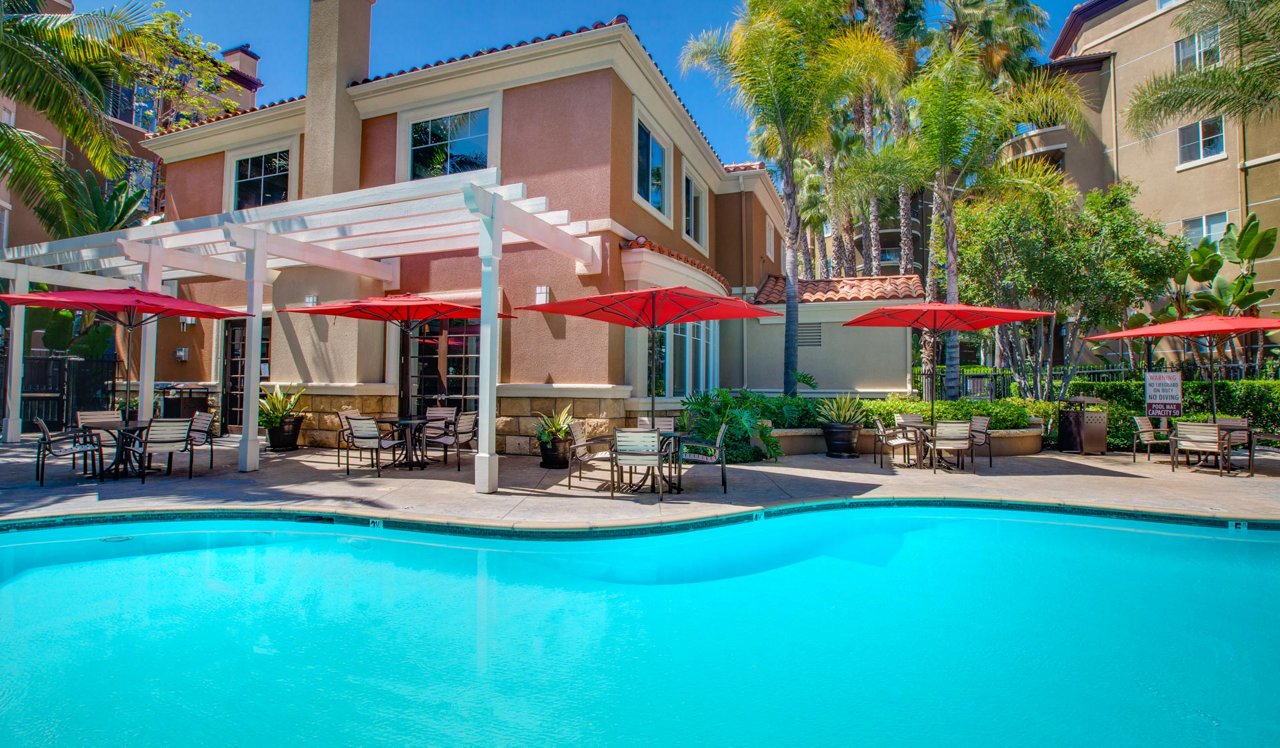 Villas at Park La Brea Apartments in Los Angeles, CA - Swimming Pool