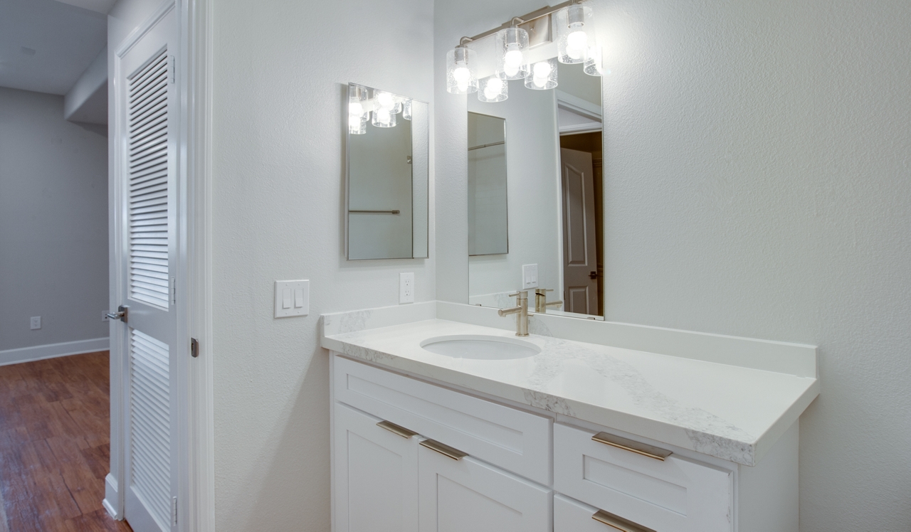 Villas at Park La Brea - Los Angeles, CA - bathroom/