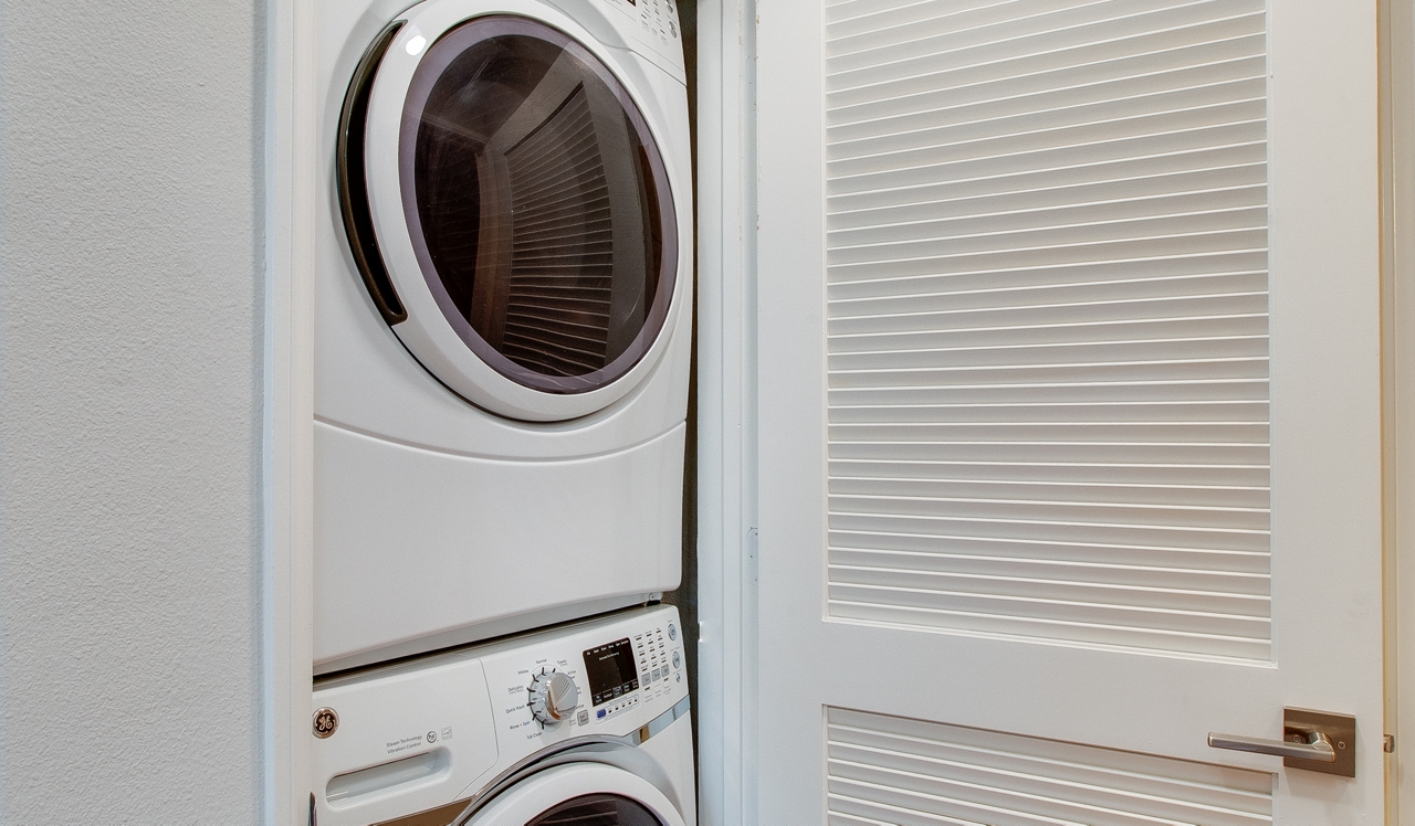 Villas at Park La Brea - Los Angeles, CA - laundry/
