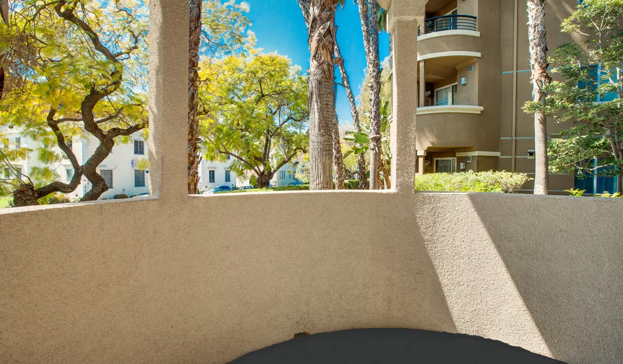 Villas at Park La Brea - Apartments in Los Angeles - Balcony
