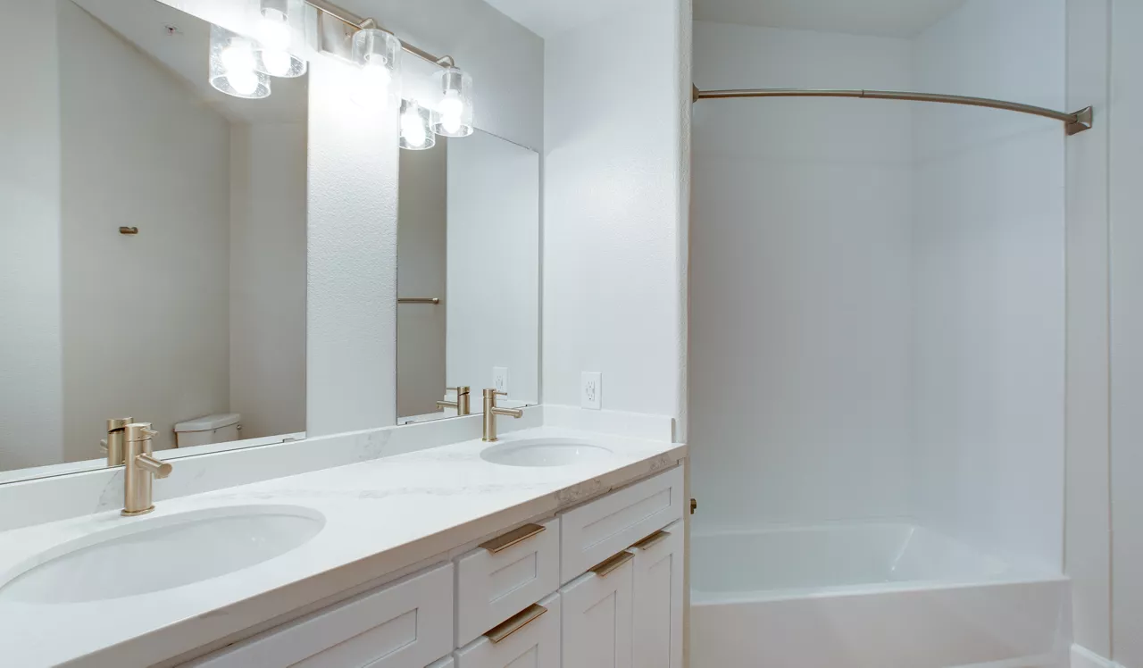 Villas at Park La Brea - Apartments in Los Angeles - Bathroom