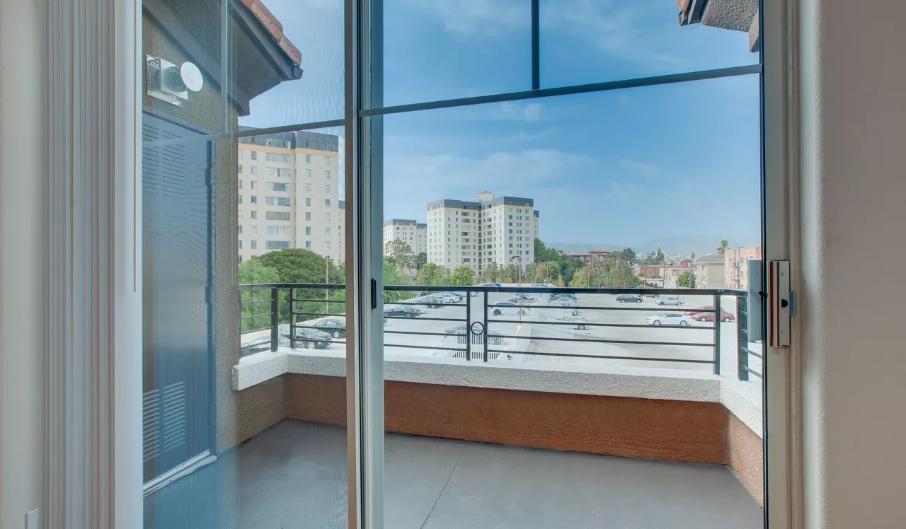 Villas at Park La Brea Apartments in Los Angeles, CA - Balcony