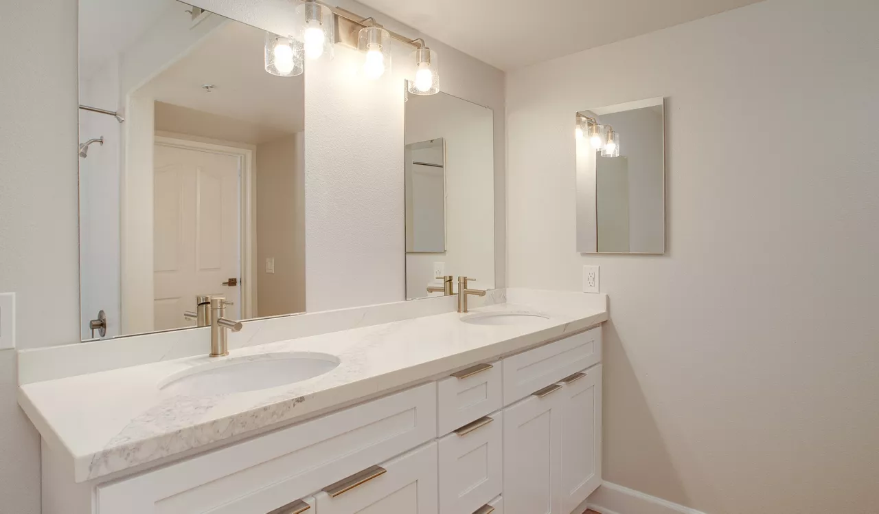Villas at Park La Brea Apartments in Los Angeles, CA - Bathroom