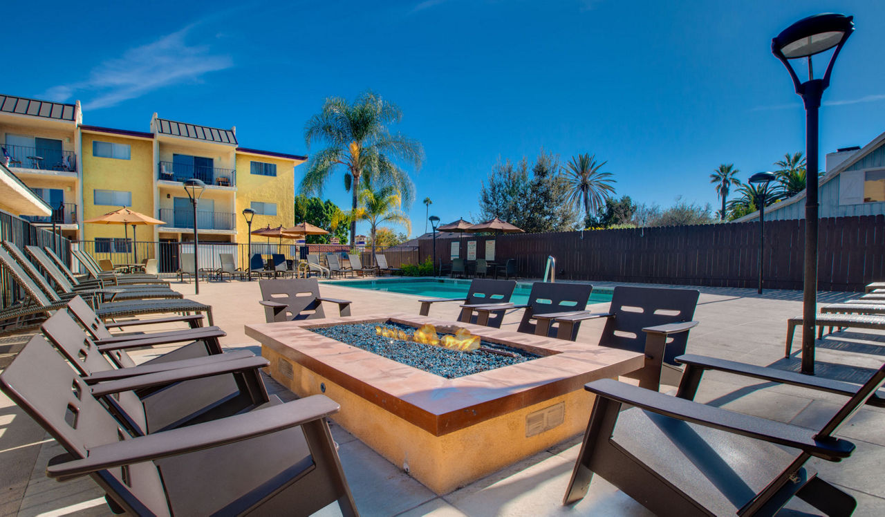 Villas of Pasadena - Pasadena, CA - Pool