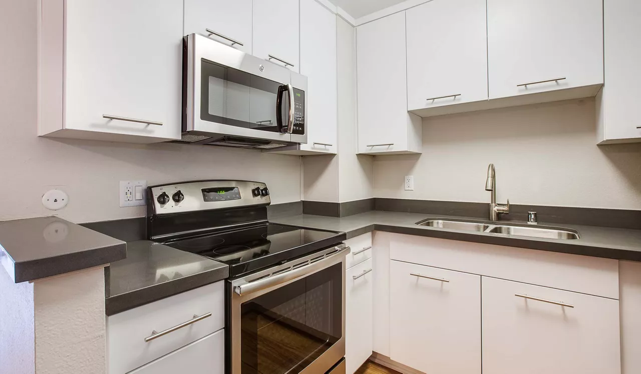 Villas of Pasadena - Pasadena, CA - Kitchen