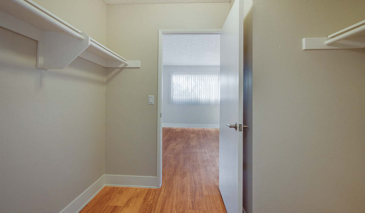 Villas of Pasadena - Pasadena, CA - Closet
