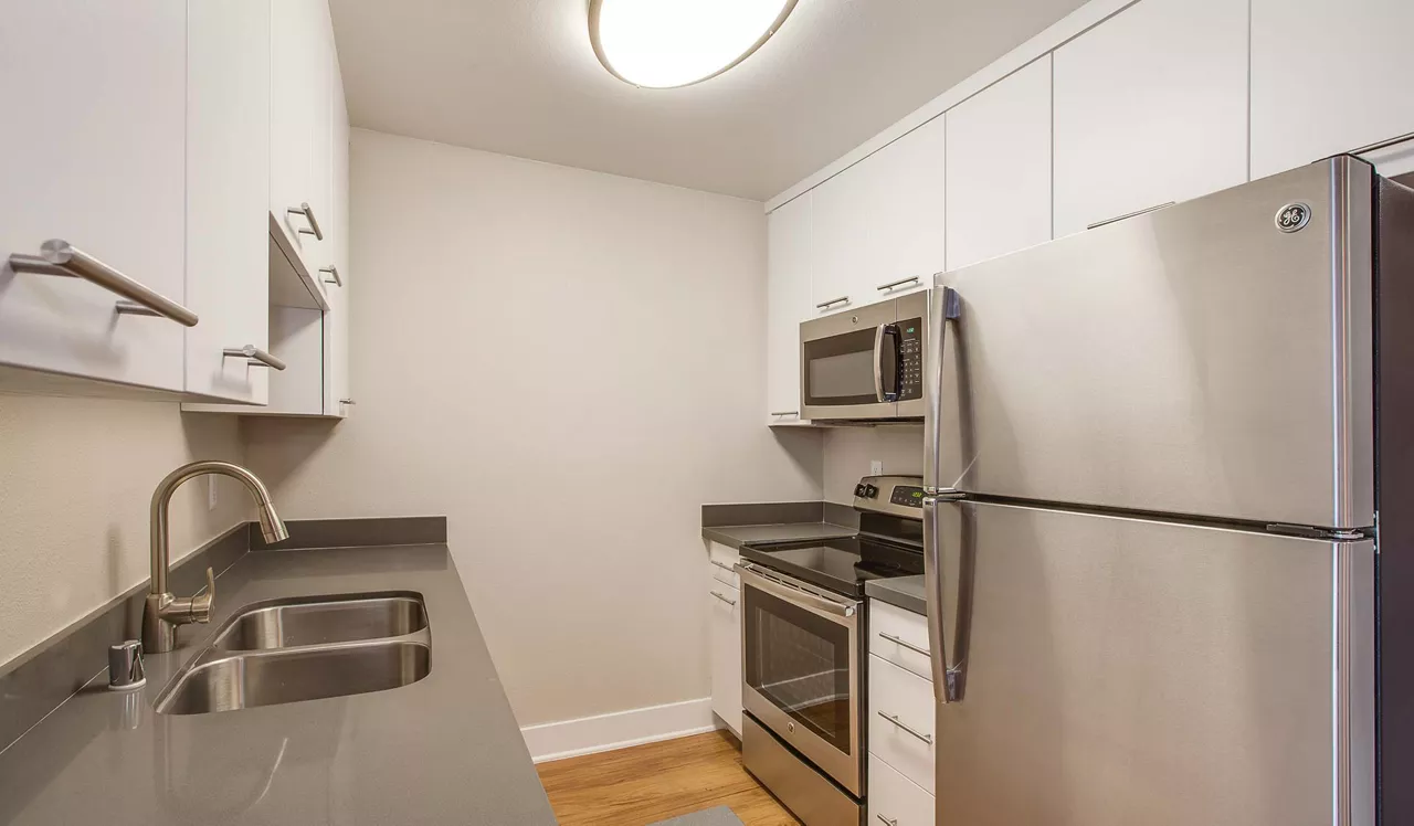 Villas of Pasadena - Pasadena, CA - Kitchen