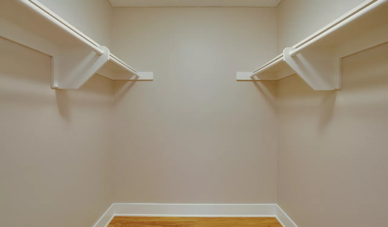 Villas of Pasadena - Pasadena, CA - Closet