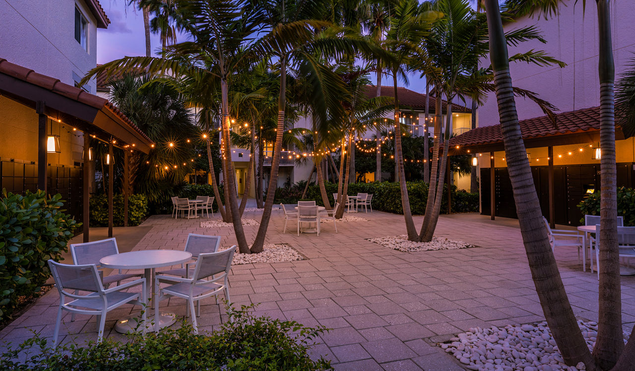 Waterways Village Apartments - Aventura, FL - courtyard