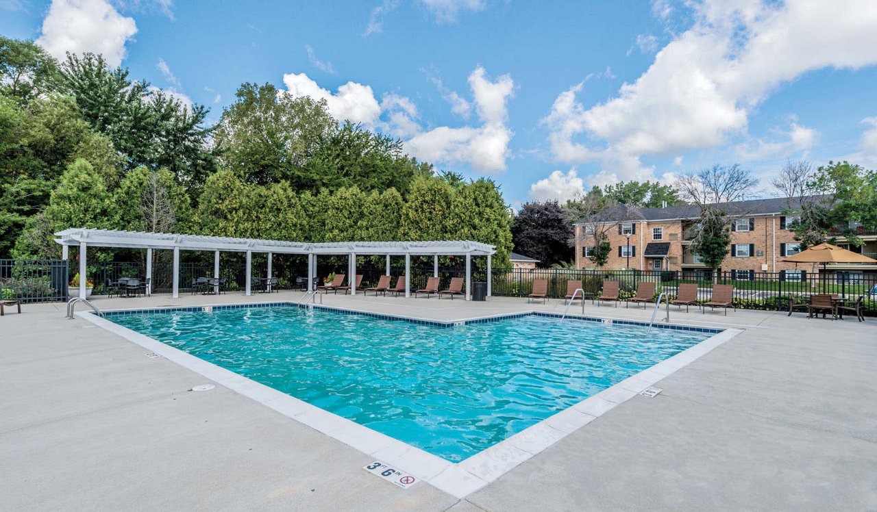 Willow Bend Apartments - Rolling Meadows, IL - Pool
