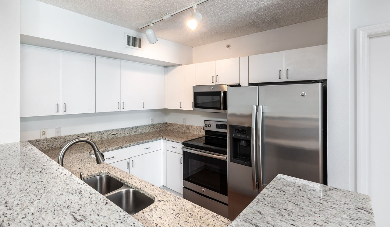 Yacht Club at Brickell Apartments in Miami, FL - Bathroom