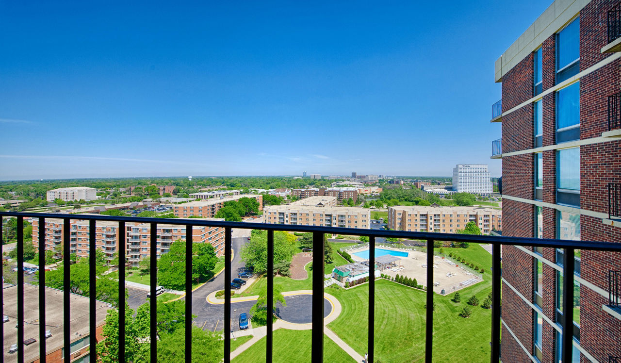 Yorktown Apartments - Lombard, IL - balcony