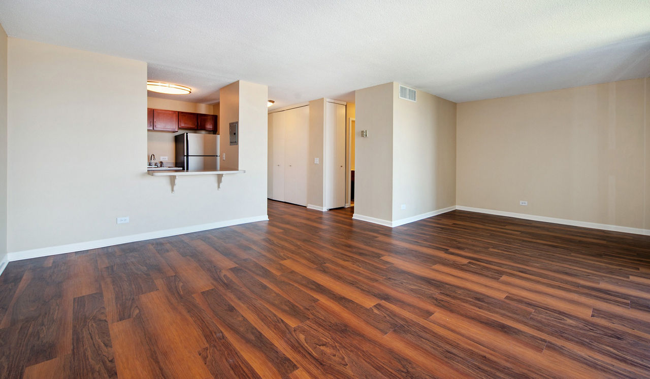Yorktown Apartments - Lombard, IL - living area