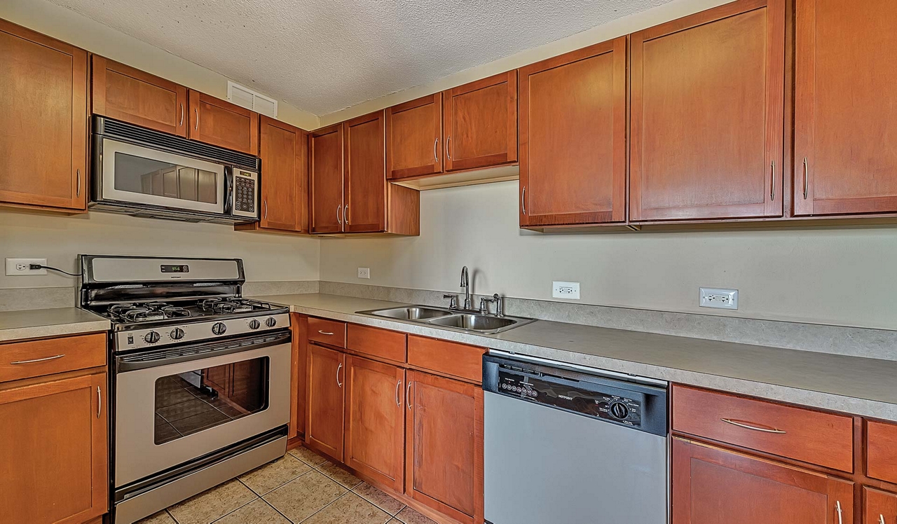 Yorktown Apartment Homes – Lombard, IL – Kitchen