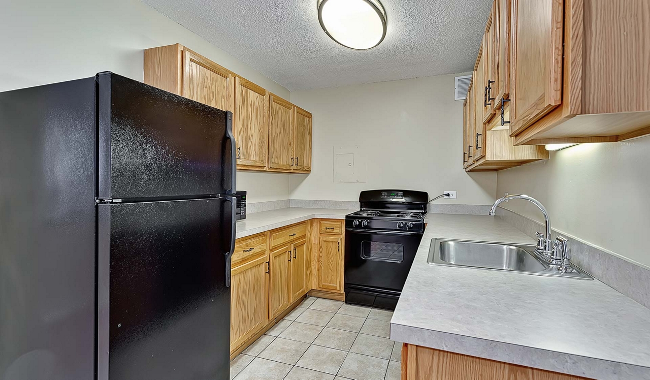 2200 Grace Apartments - Lombard, IL - Kitchen