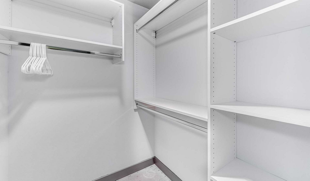 Yorktown Apartments - Lombard, IL - closet