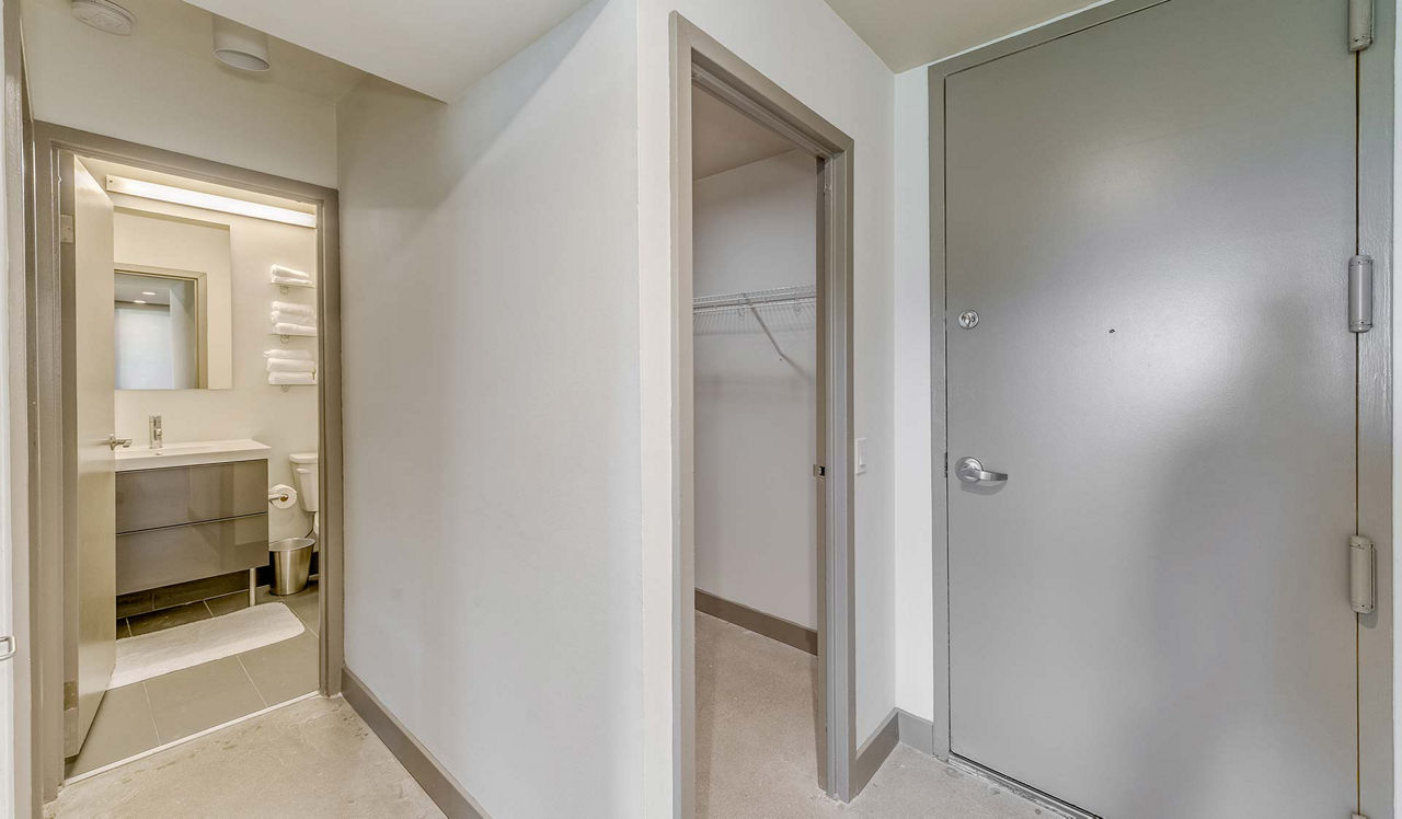 Yorktown Apartments - Lombard, IL - foyer