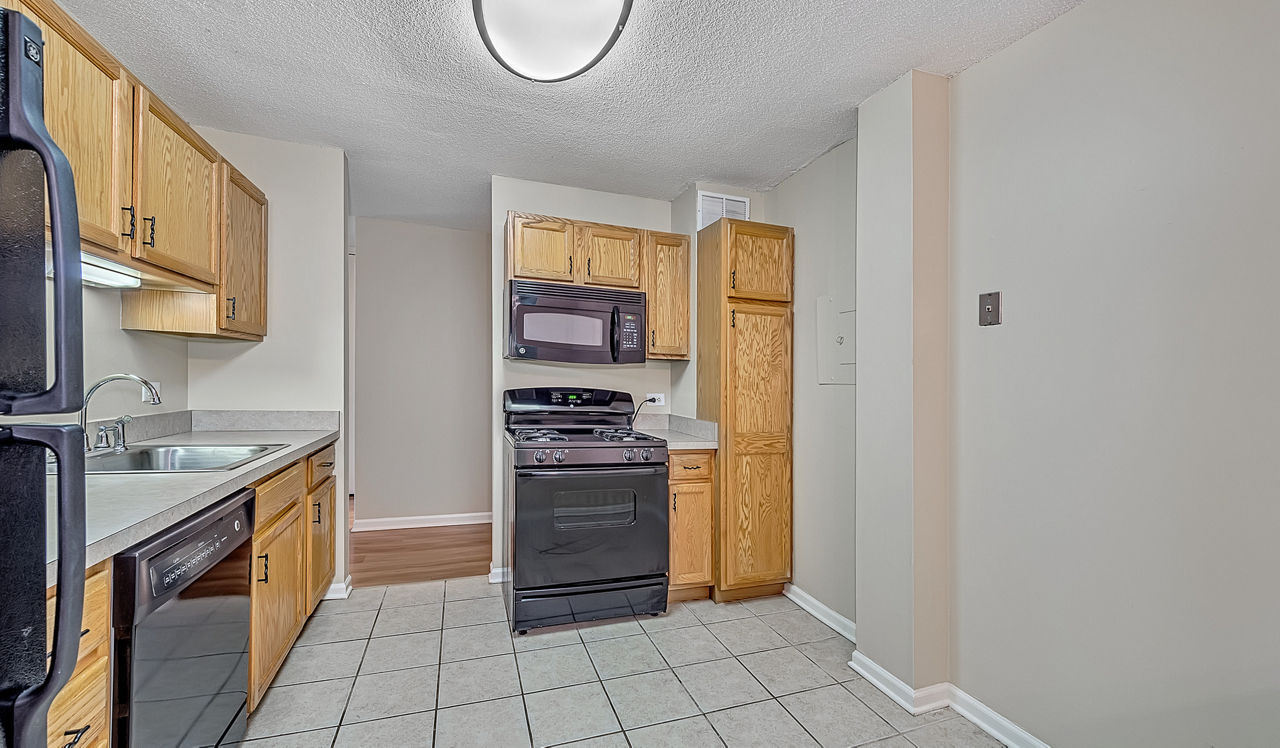 2200 Grace - Lombard, IL - Kitchen