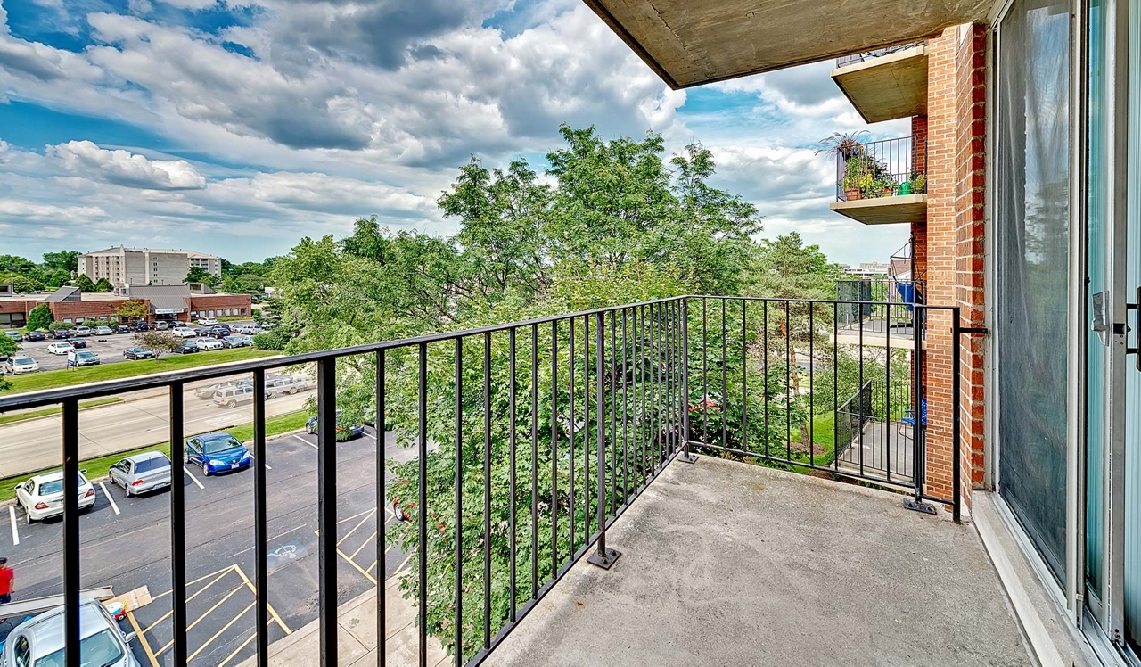 2200 Grace Apartments - Lombard, IL - Balcony