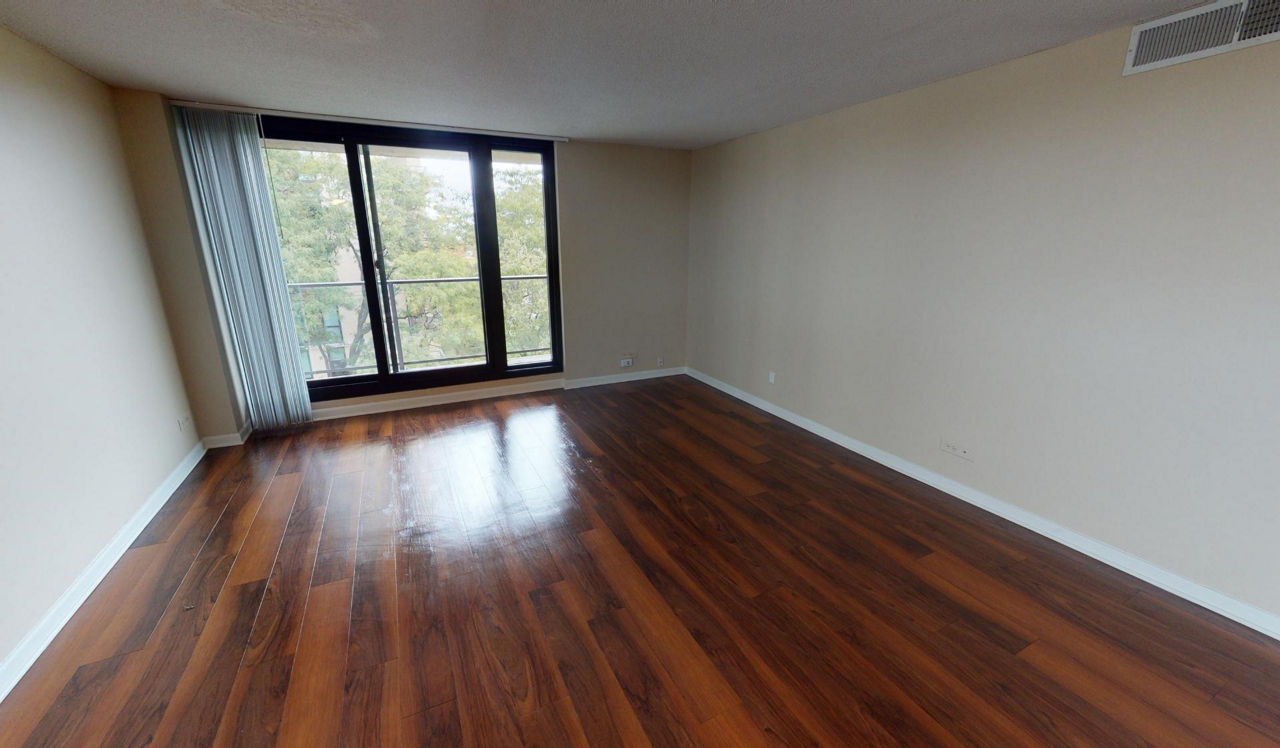 Yorktown Apartments - Lombard, IL - Living Room