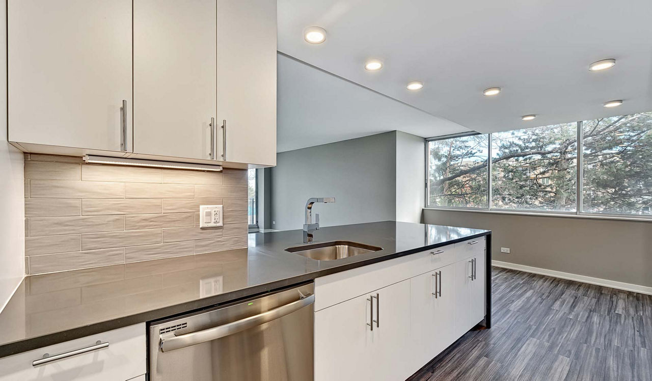Yorktown Apartments - Chicago, IL - Kitchen